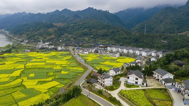 3月20日,绵绵细雨后的湖南省怀化市溆浦县北斗溪镇春意浓郁,河沿岸