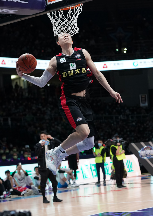 新华社记者孟永民摄当日,2021年cba全明星周末扣篮大赛在青岛举行.