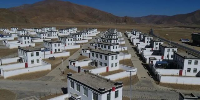 在萨迦县木拉乡赛雄易地搬迁安置点,一幢楼房内隐约传来一曲美妙的扎