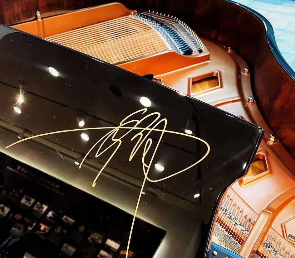 郎朗钢琴店被偶遇弯腰与小朋友合照婚戒不离手与吉娜秀足恩爱