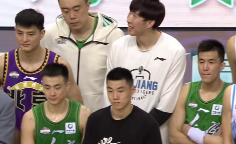 郭艾伦多想拿全明星mvp?全场浪投17次,吴前获奖时他抿嘴 脸黑