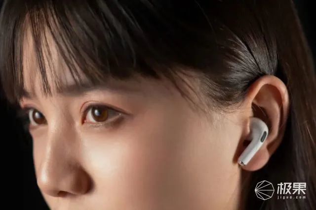 在佩戴时,和airpods pro看着几乎相同,但舒适程度上,却上升了一个等级