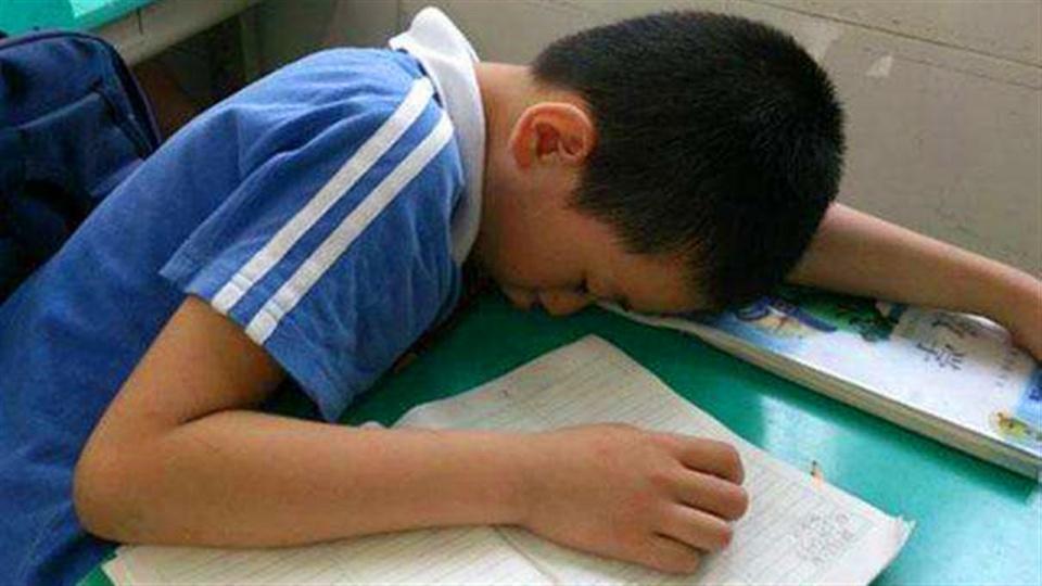 超9成小学生睡眠时间不达标正上课就能睡着原因不止是作业多