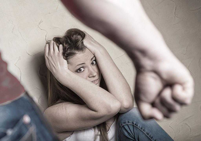爸爸45秒扇妈妈23个耳光 儿子亲眼目睹 网友 女人不能太软弱 腾讯新闻
