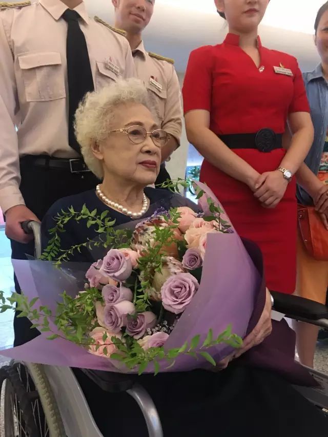 99岁的秦怡活得长寿还活得美但是她却说我的人生乱七八糟的