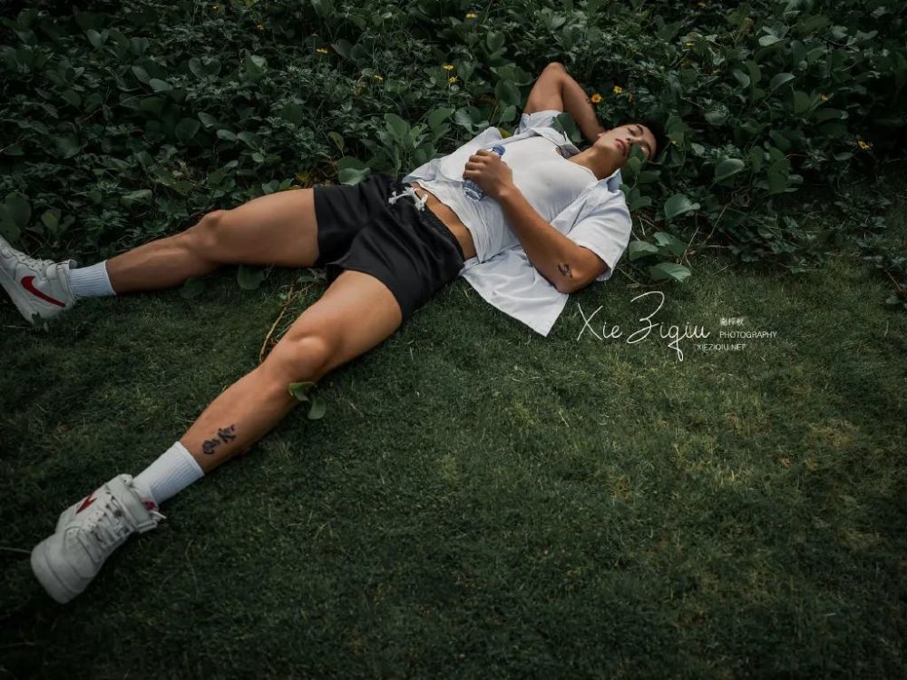 而对颜控和身材控来说,这个男人的出现,简直就是大家的福音吧?