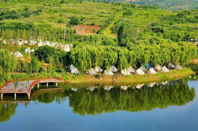 淄博三水源旅游度假区位于淄博市博山区五老峪村,这里山清水秀,环境