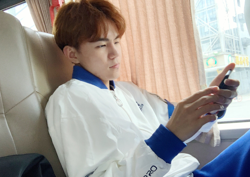 estar诺言成了kpl之光创造营惊险晋级不能回去打游戏了要出道了