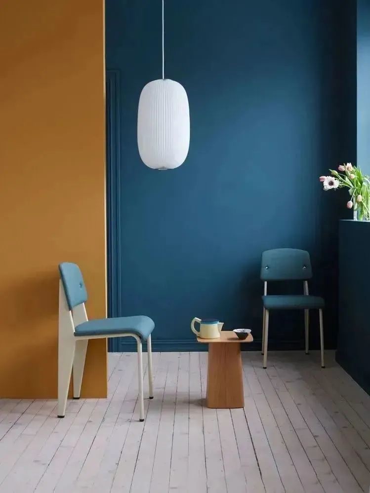 蓝黄搭配也可以借助墙面进行前后的搭配,同时还可以运用到地面,屋顶等