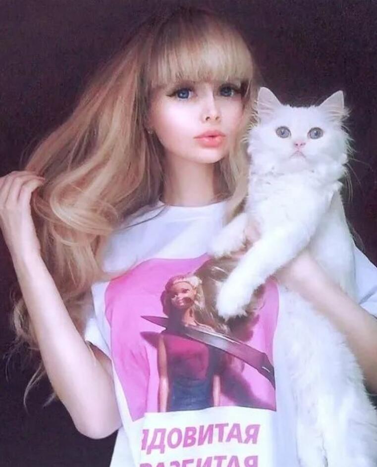 世上最像芭比娃娃的女人6岁起被父母养成活人芭比一生被掌控