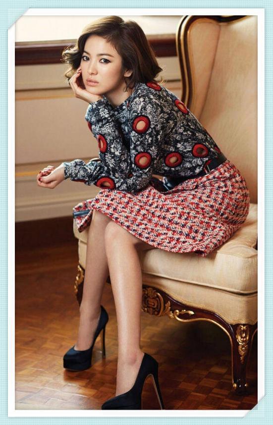 宋慧乔现身活动,穿小白裙清纯不减当年,可看到发皱的膝盖心碎了_腾讯