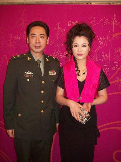 57岁特型演员刘劲:一顿饭情定今生,幸福满满!_腾讯新闻