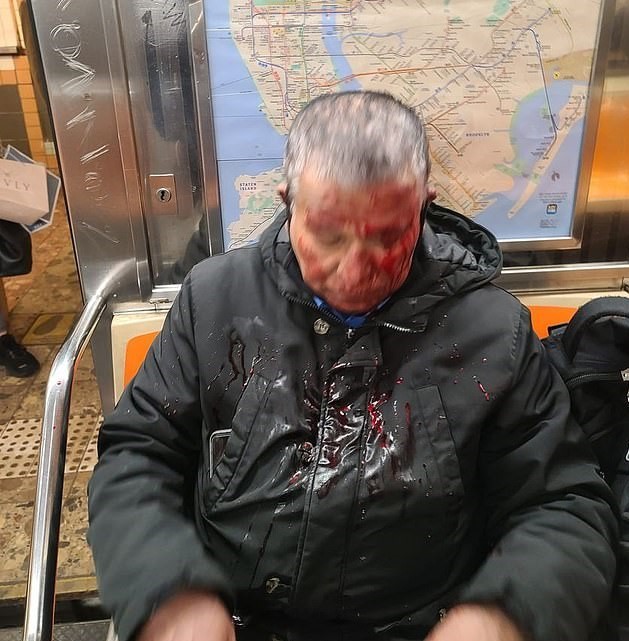 还在继续!亚裔老汉被美国黑人壮汉打得满脸是血,还被骂亚洲混蛋