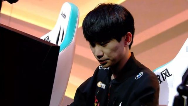 硬币哥直播间20w粉取关观众戴头盔看比赛为小天鸣不平遭喷