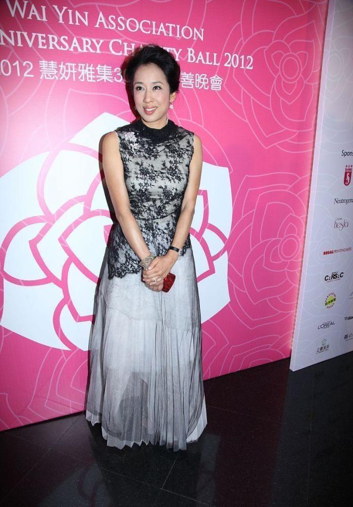 朱玲玲颜值高气质更高穿无袖上衣搭配九分裤漂亮大气身材傲人