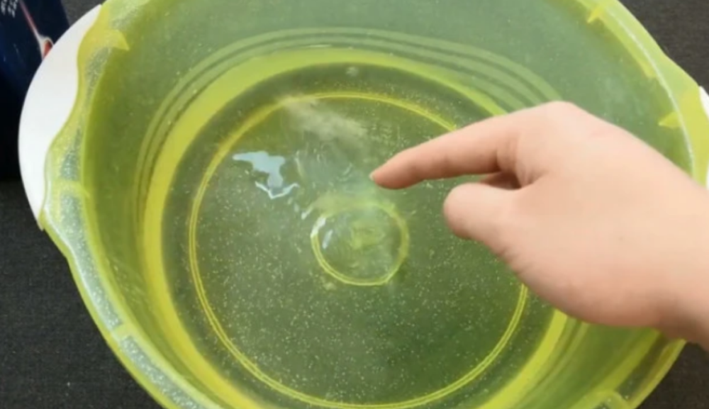 其实我们只需每次洗头前先准备一大盆热水.