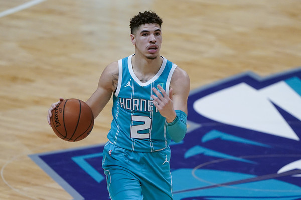 nba直播黄蜂鲍尔右手骨折报废已去纽约就医会诊