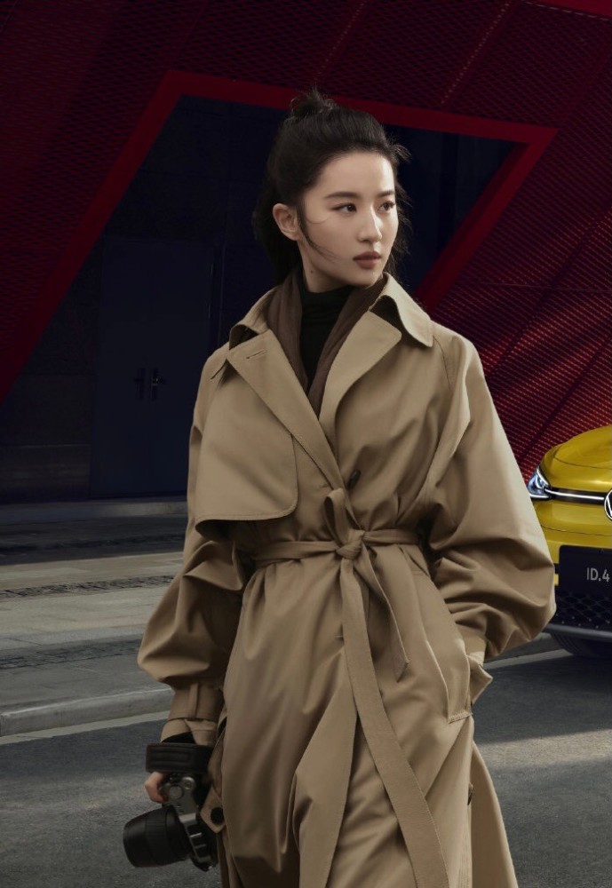 刘亦菲瘦了,卡其色风衣又美又飒,皮肤白嫩状态很不错