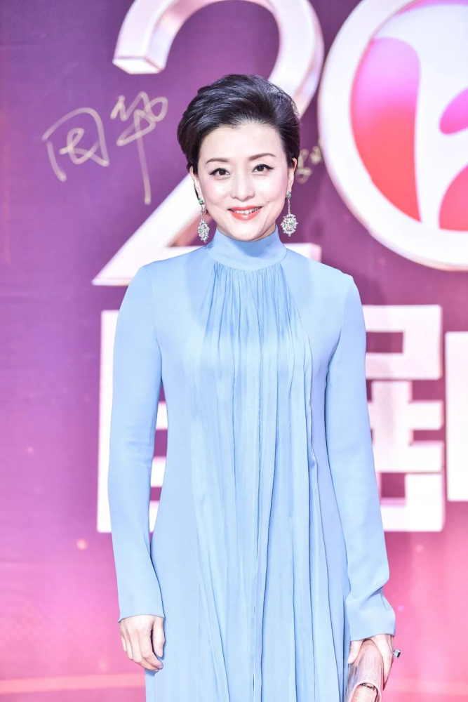 52岁的杨澜状态太好了穿针织开衫搭配阔腿裤高级减龄漂亮大方