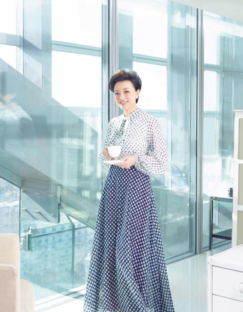 52岁的杨澜状态太好了穿针织开衫搭配阔腿裤高级减龄漂亮大方