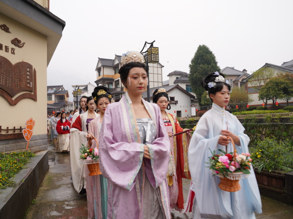 浙江桐庐县首届生仙里汉服节上演古装秀