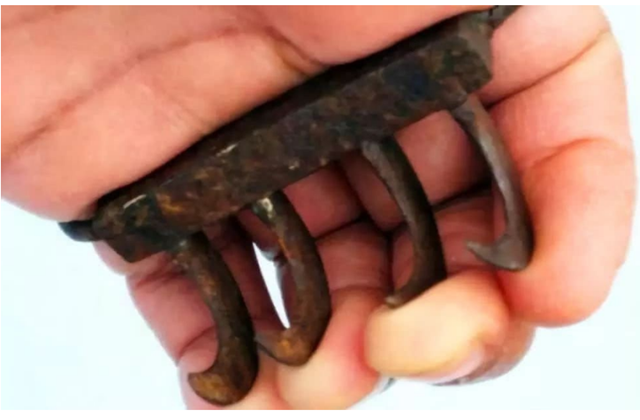 虎爪刀:跟日本拳刀不同的是,虎爪刀是套在手上的,兵器上有个环,手指