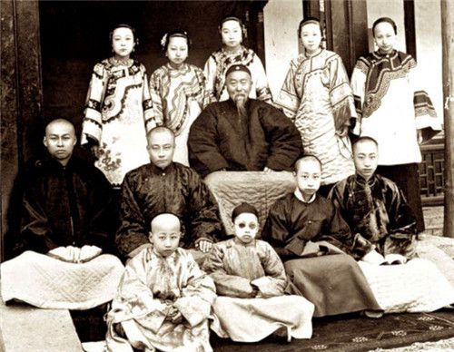 经述后来吞金而亡,李经述的儿子李国杰娶了两江总督张之洞兄长张治万