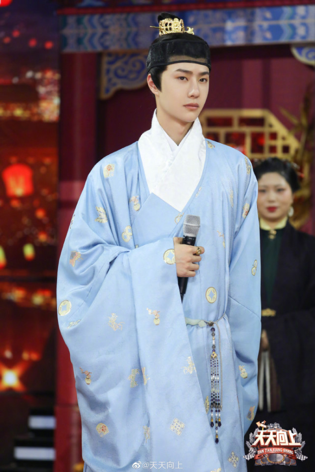 王一博天天向上穿汉服没想到出去一趟回来还要粘头套