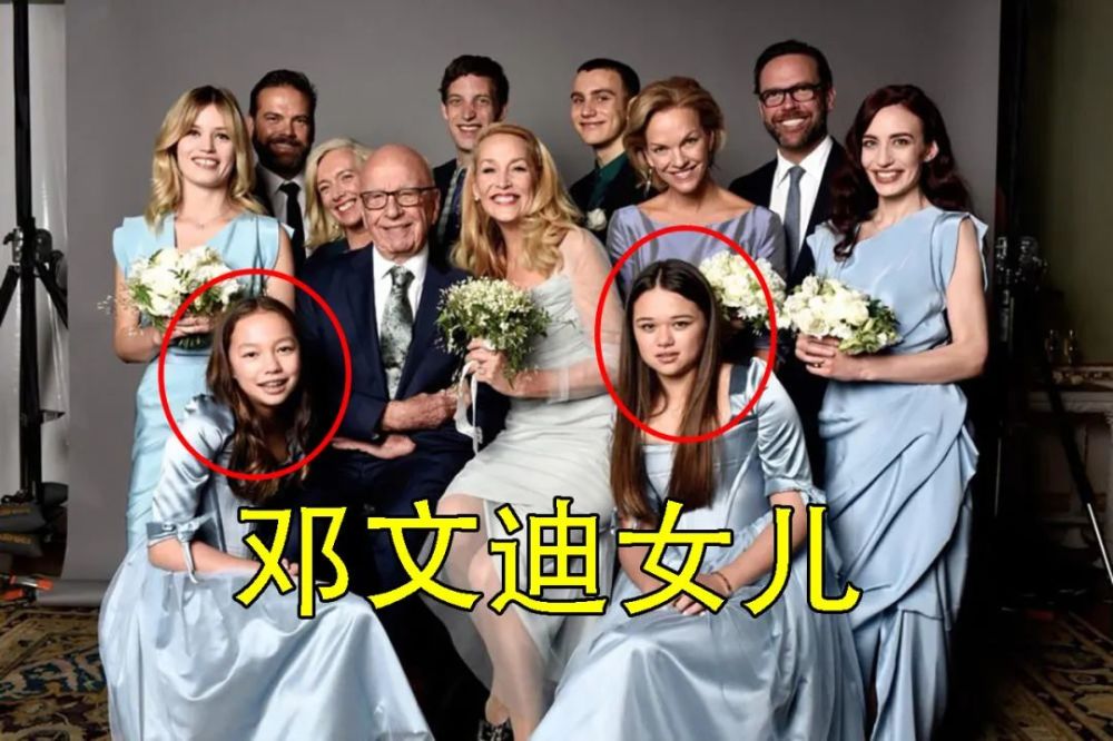 鄧文迪21年前嫁默多克,穿白色蕾絲婚紗太仙,登上婚禮遊艇驚豔了