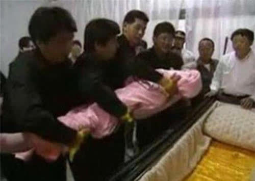 邓丽君遗体照流出和生前一样漂亮下葬时仍保持那份最后的优雅