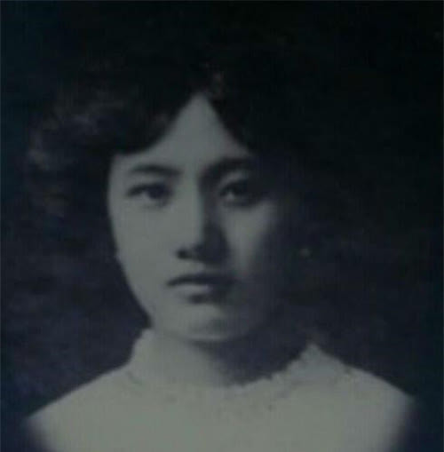 1927年,董竹君救济一位落魄青年,20年后