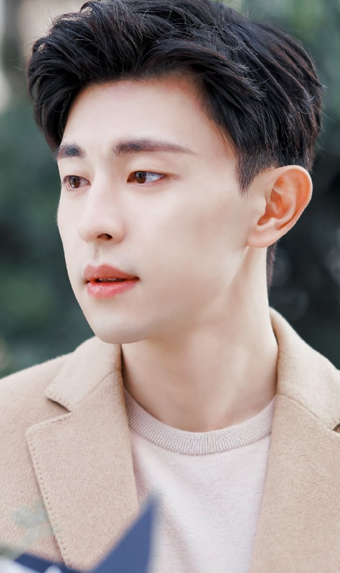 邓伦全素颜录制极挑,皮肤又白又嫩少年感十足,被赞行走的反光板