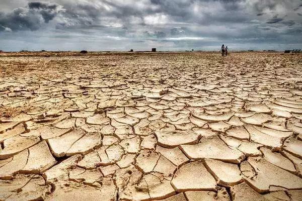 在32个百万人口以上的特大城市中,有30个城市长期受缺水困扰.