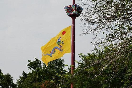 清朝的国旗为四角龙旗(五爪龙),一般被称为"黄龙旗",而不丹则设计为三