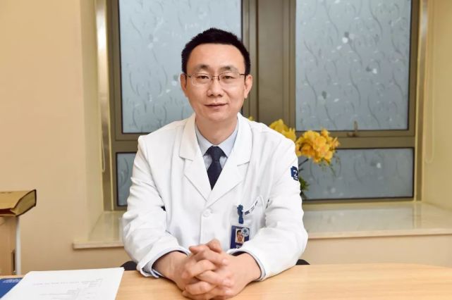 采访这天,范军强主任一个上午的专家门诊,看50个病人以上.