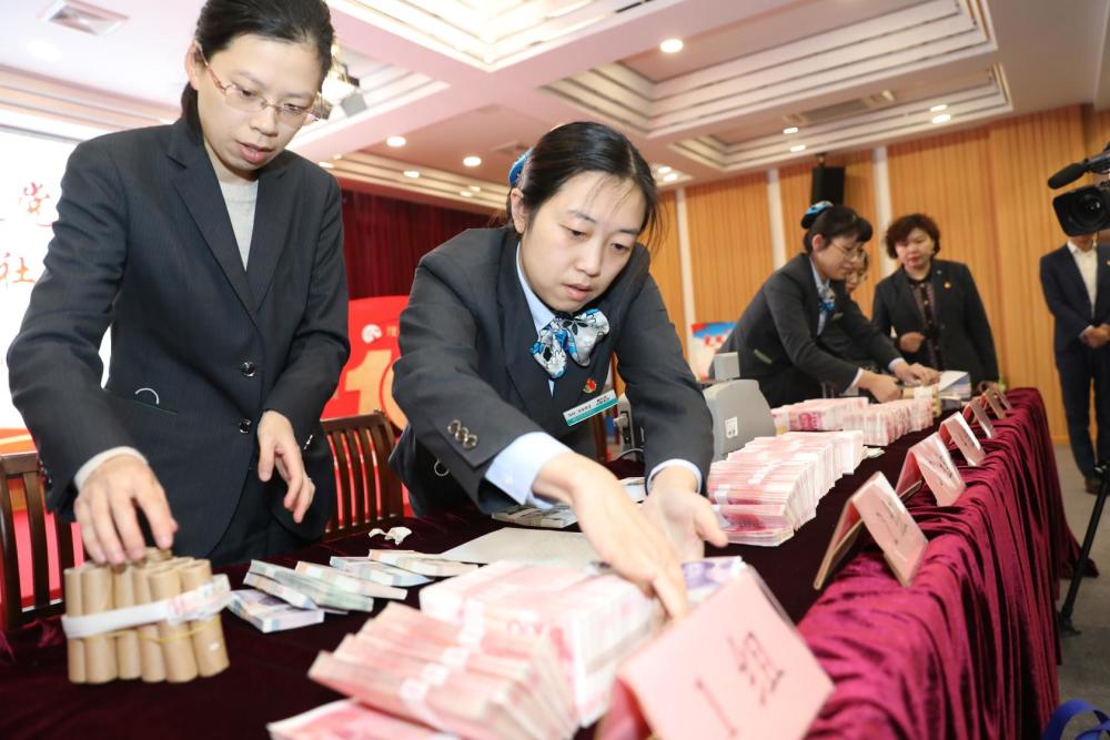 沪郊这个地方出现数钱分钱盛况千余户人家从四面八方赶来领现金