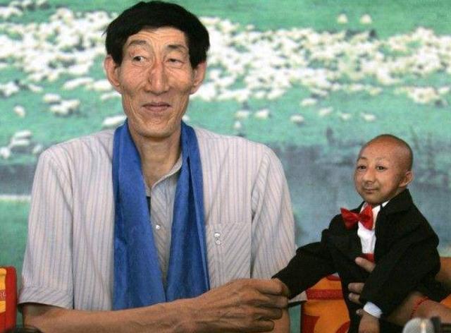 姚明身高226米跟这位中国巨人相比姚明还矮了他一截