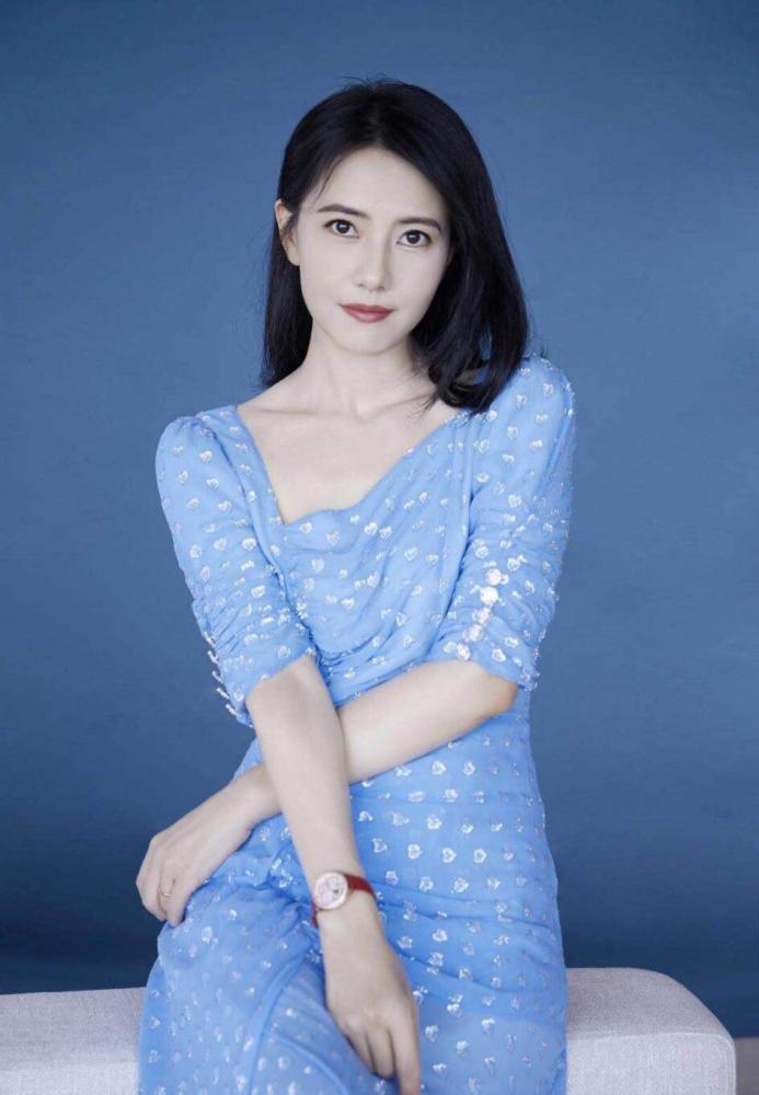 高圆圆又美到国外去了!一身黑色亮片裙亮相活动,高级又大气_腾讯新闻