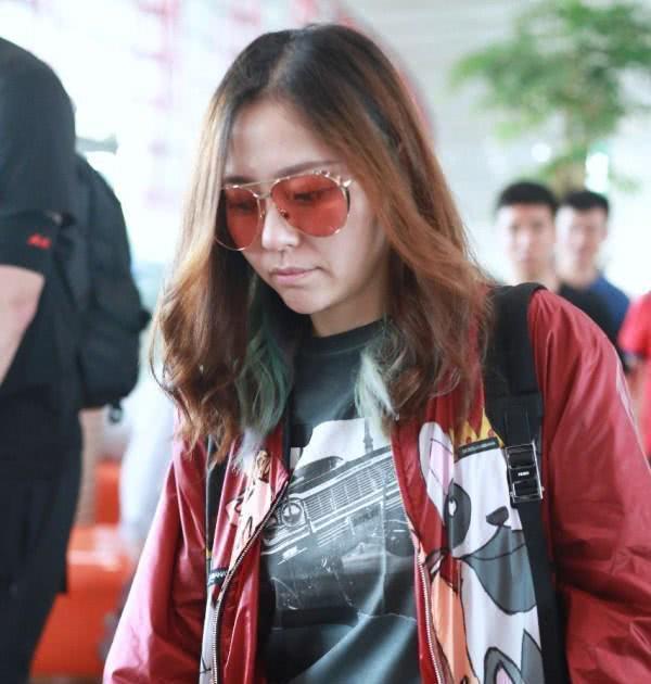 张靓颖肚子有点大,t恤都盖不住泳圈肚了,网友:差点没认出来