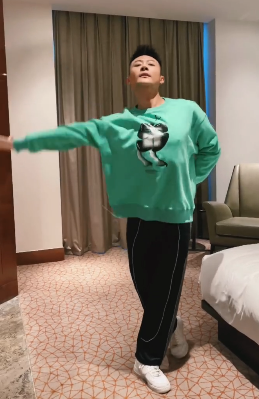 网友纷纷评论:"哥,保护好你的八块腹肌,别着凉了""小天哥的打扮越来越