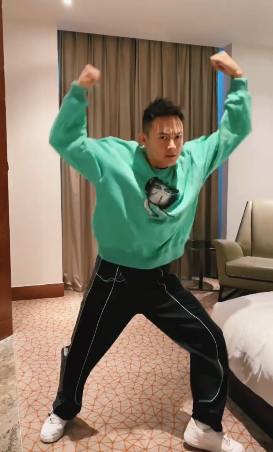 印小天发跳舞视频网友越来越到位了