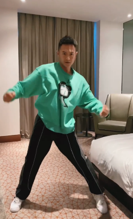 印小天发跳舞视频网友越来越到位了