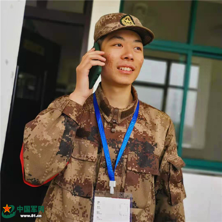 那么当兵后的发型就是整齐划一,新兵又有一个新称呼——"三毫米"