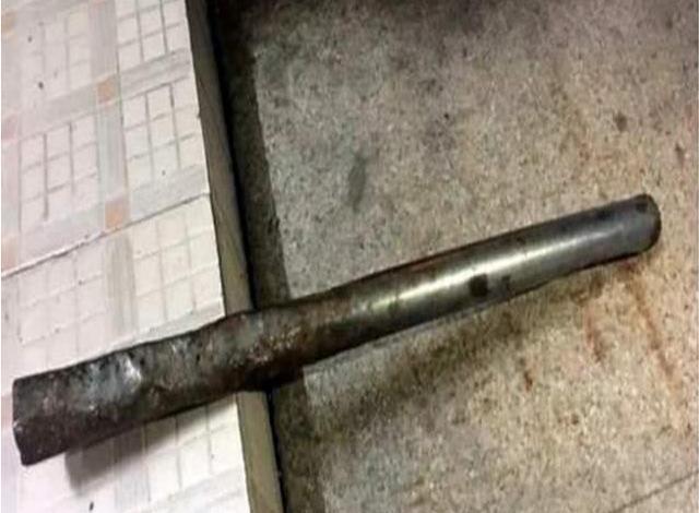 拾荒的老人捡到一袋铁棍,卖了12000元,专家:价值3个亿