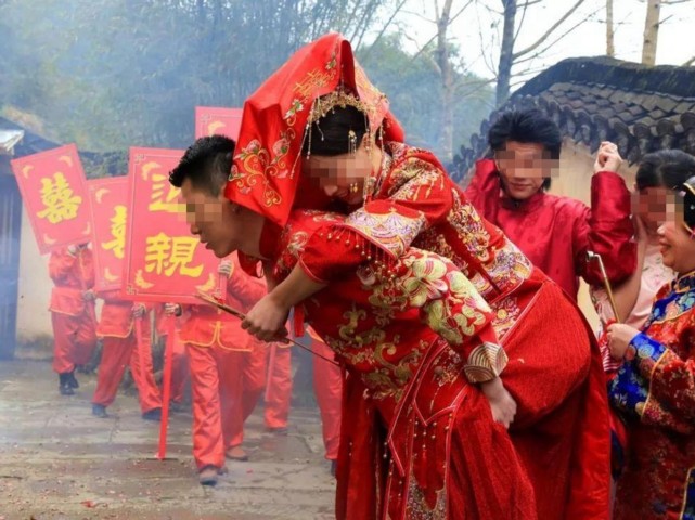 趁婚闹占便宜山东邹平表态了强吻伴娘是犯法恶俗婚闹要禁止