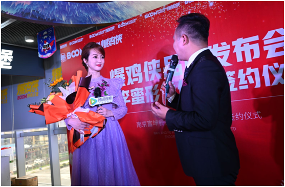 此次李蜜作为爆鸡侠的品牌形象代言人,并亲自到南京