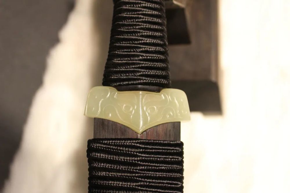 用和田玉雕刻装具这样的王者之剑你见过吗