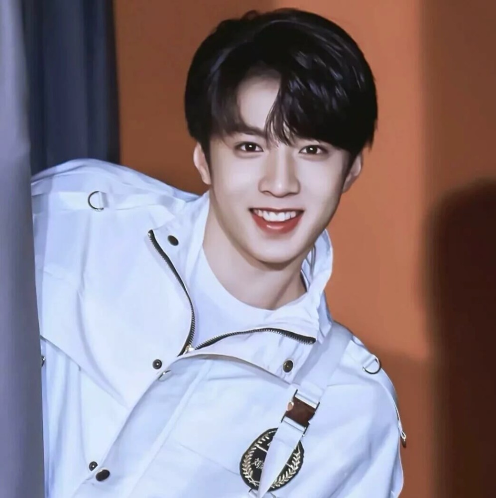 刘耀文壁纸热血狼崽刘耀文