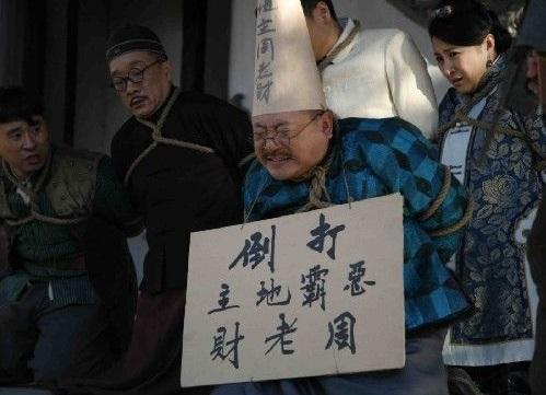 后,风靡一时,剧中白毛女让大家非常同情,恶霸地主黄世仁让人非常憎恶