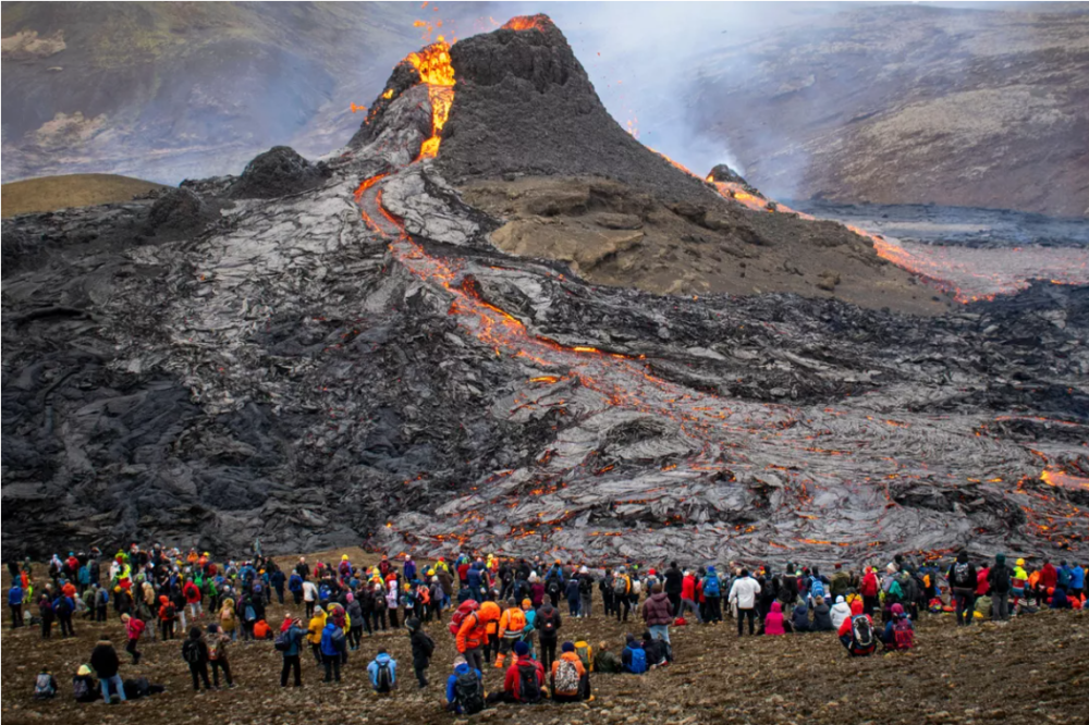 令人驚歎無人機拍攝的冰島火山噴發場面壯觀